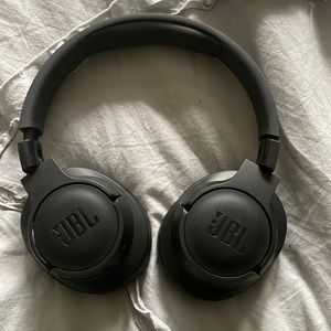 Like new JBL head phones. Work perfect!